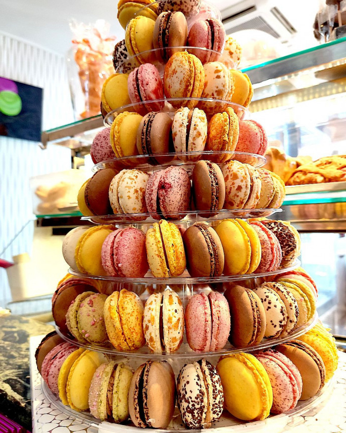 Macaron  PYRAMIDE ASSORTIE (+ penser CAUTION 100 EUROS )