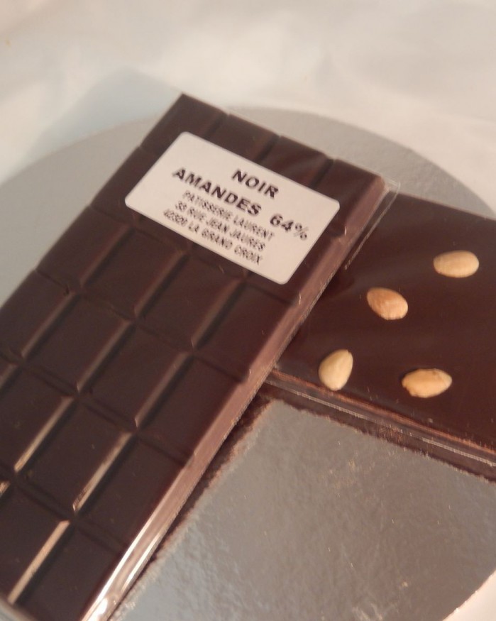Tablette de chocolat noir 64% aux amandes